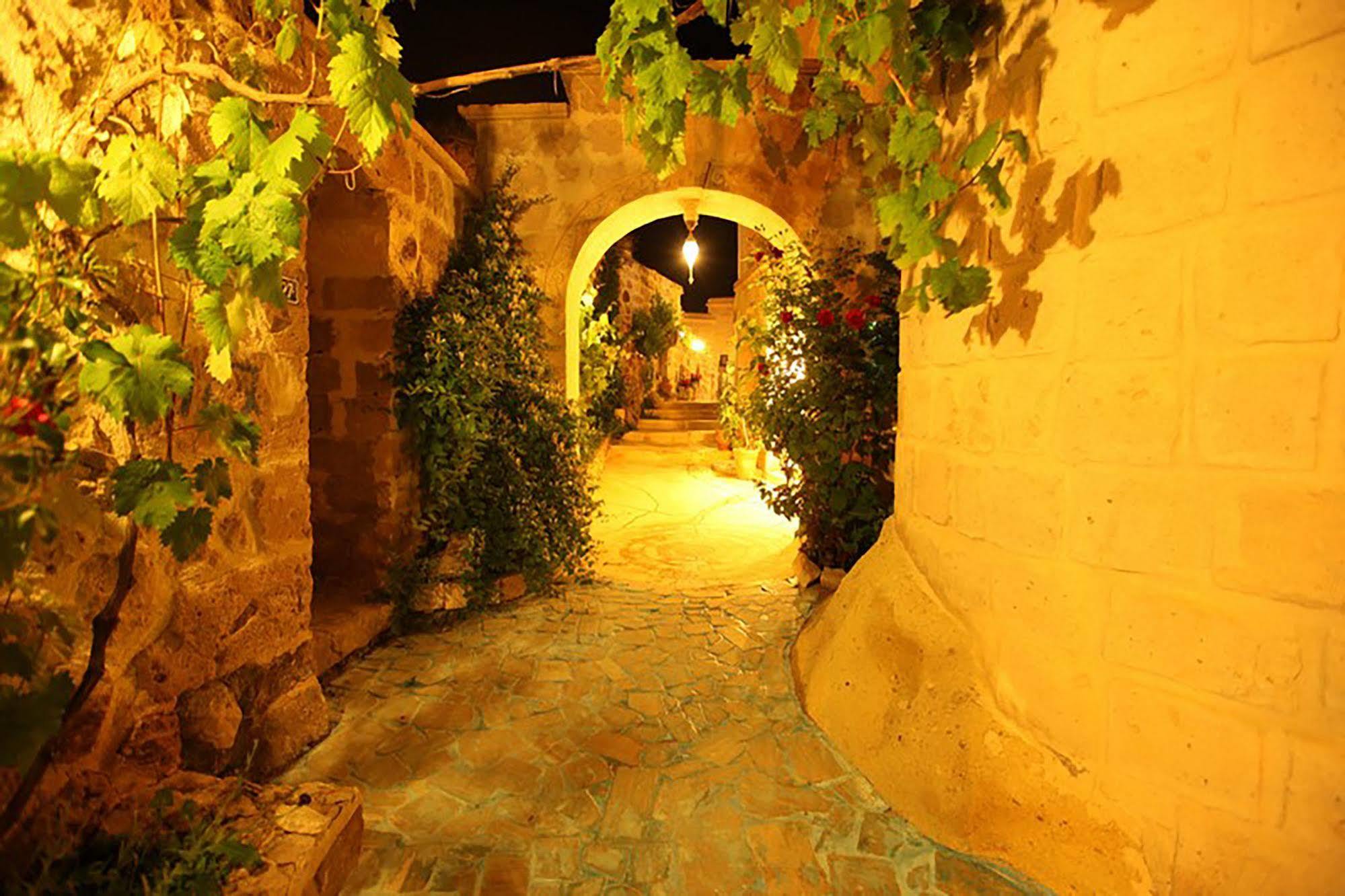 Blue Valley Cave Hotel Юргюп Екстериор снимка